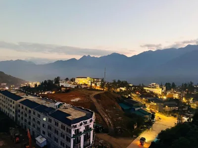 Three-Bedroom Apartment with Mountain View — H-Vista Sapa in-unit kitchen & washing machine